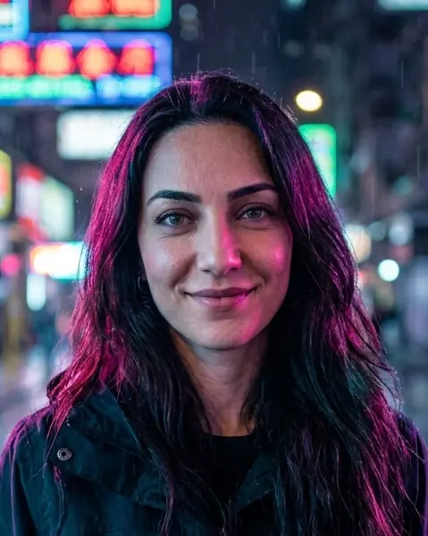 Aynı kadın, yağmurlu, neon ışıklı bir sokakta.