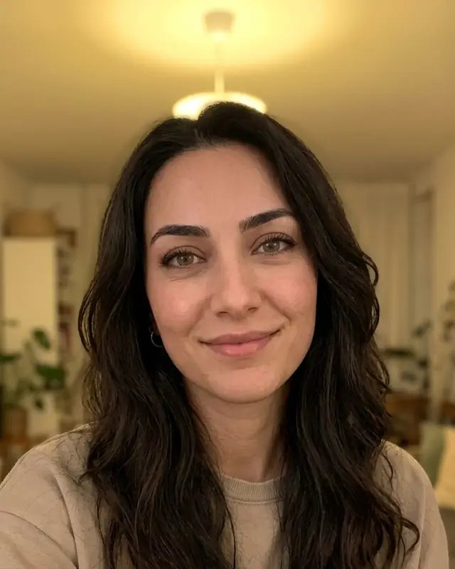 Önce: aynı kadının evde, tavan lambası altında çektiği sıradan bir selfie.